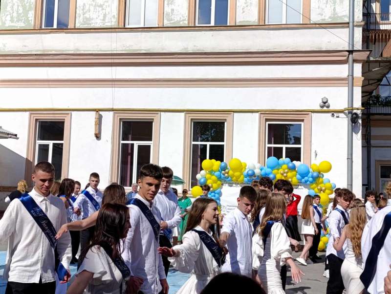 Білі сукні та шкільний вальс: у Чернівцях пролунав останній дзвінок — фото