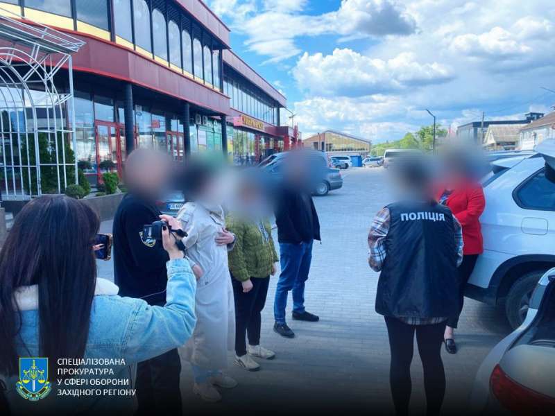 Працівниця медзакладу в Чернівцях допомагала ухилянтам утікати за кордон: силовики викрили масштабну схему