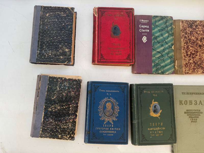 На Буковині в українця виявили українські старовинні книги, які він віз до Румунії - фото