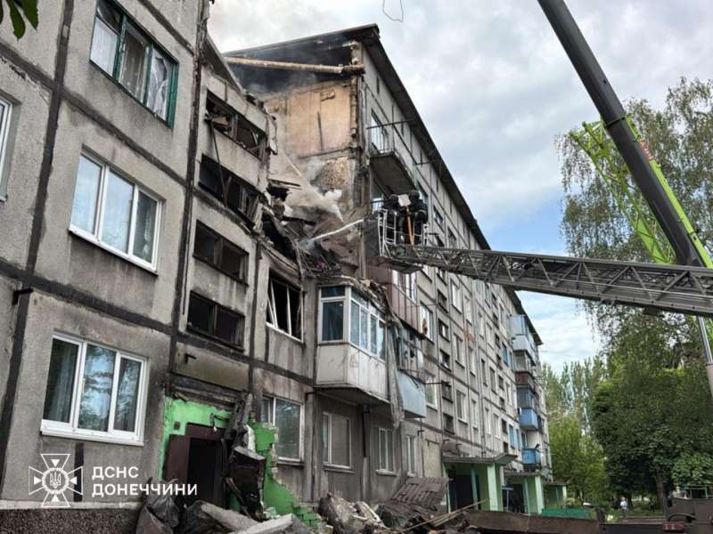 Російський дрон влучив у 5-поверхівку на Донеччині: двоє поранених, під завалами можуть бути люди
