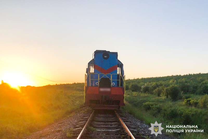 На Буковині тепловоз збив чоловіка, потерпілий у важкому стані