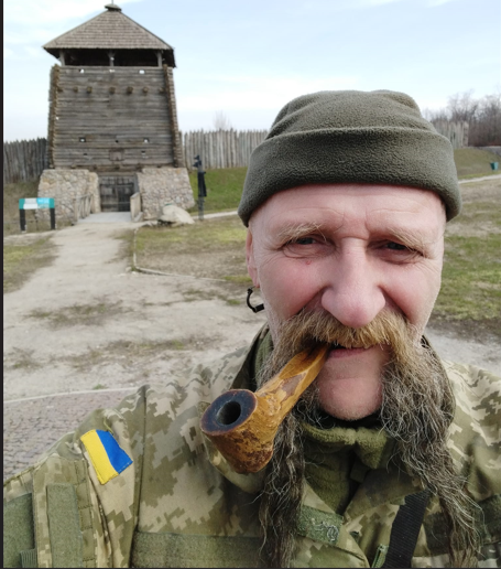 «Лопатою бац – і вийшов козак»: доброволець із Чернівців на фронті створює вироби із глини