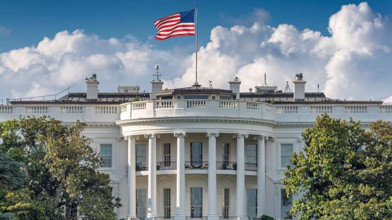 Невідома особа імітувала радницю Трампа і тижнями спілкувалася з політиками