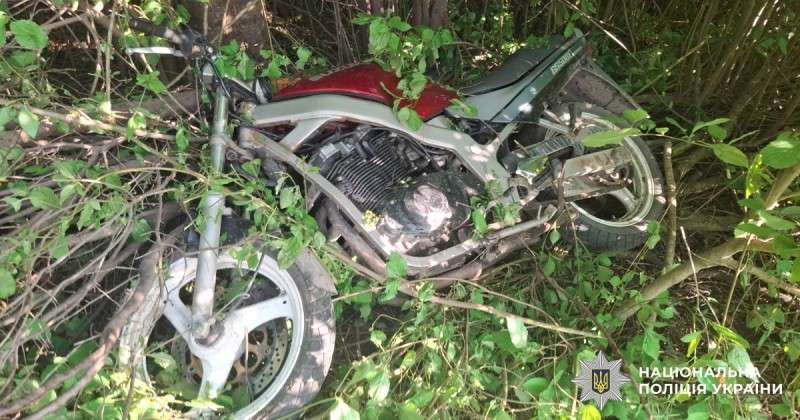 Мотоцикл з’їхав у лісопосадку: на Буковині у ДТП травмувалося двоє чоловіків
