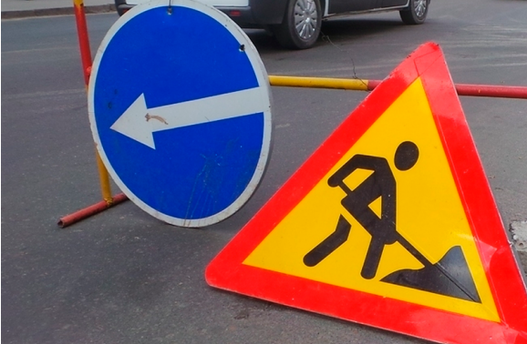 У Чернівцях через заміну електроопор повністю перекрили вулицю