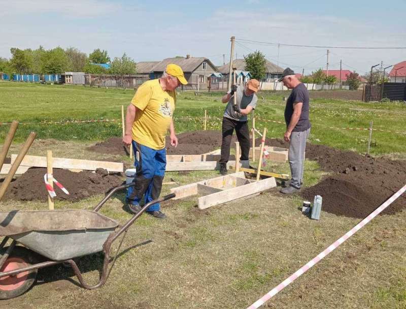 Щоб діти мали де займатися: на Буковині мешканці села відновлюють стадіон